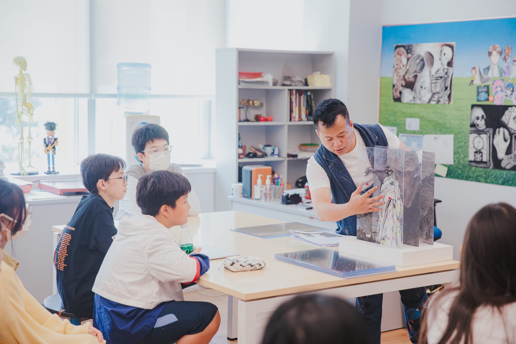 artist explaining 3d paint technique with model