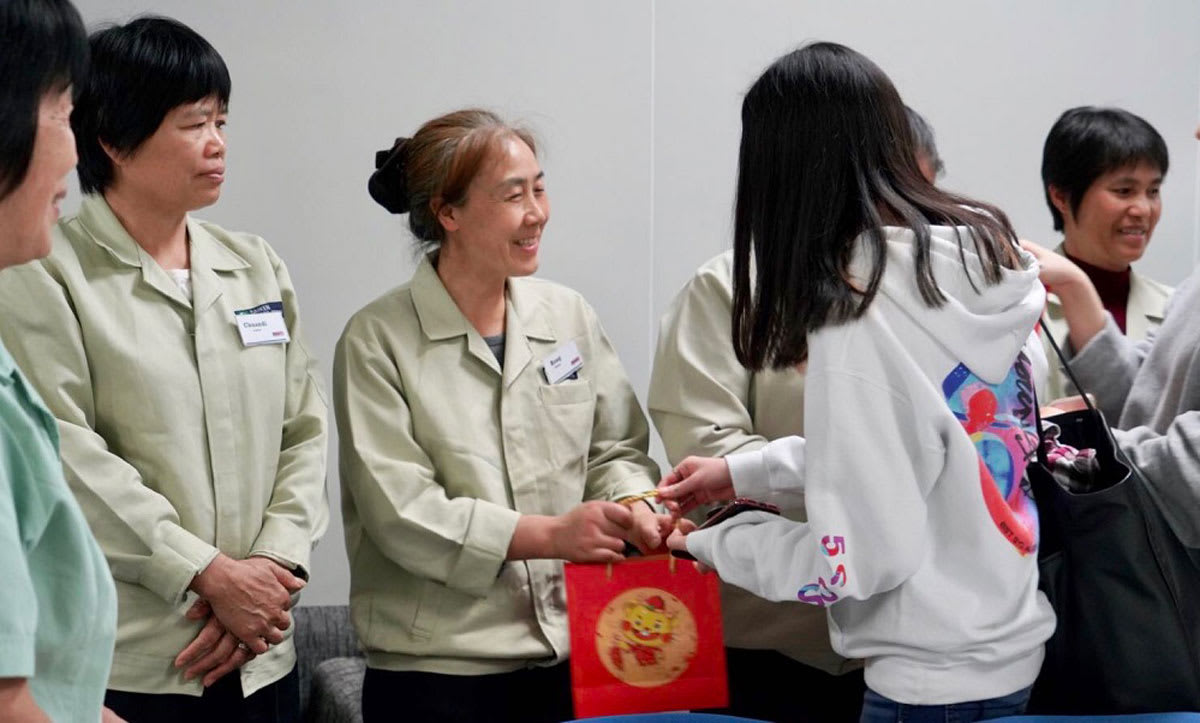 picture of Miku handing out gifts to women during Chinese New Year