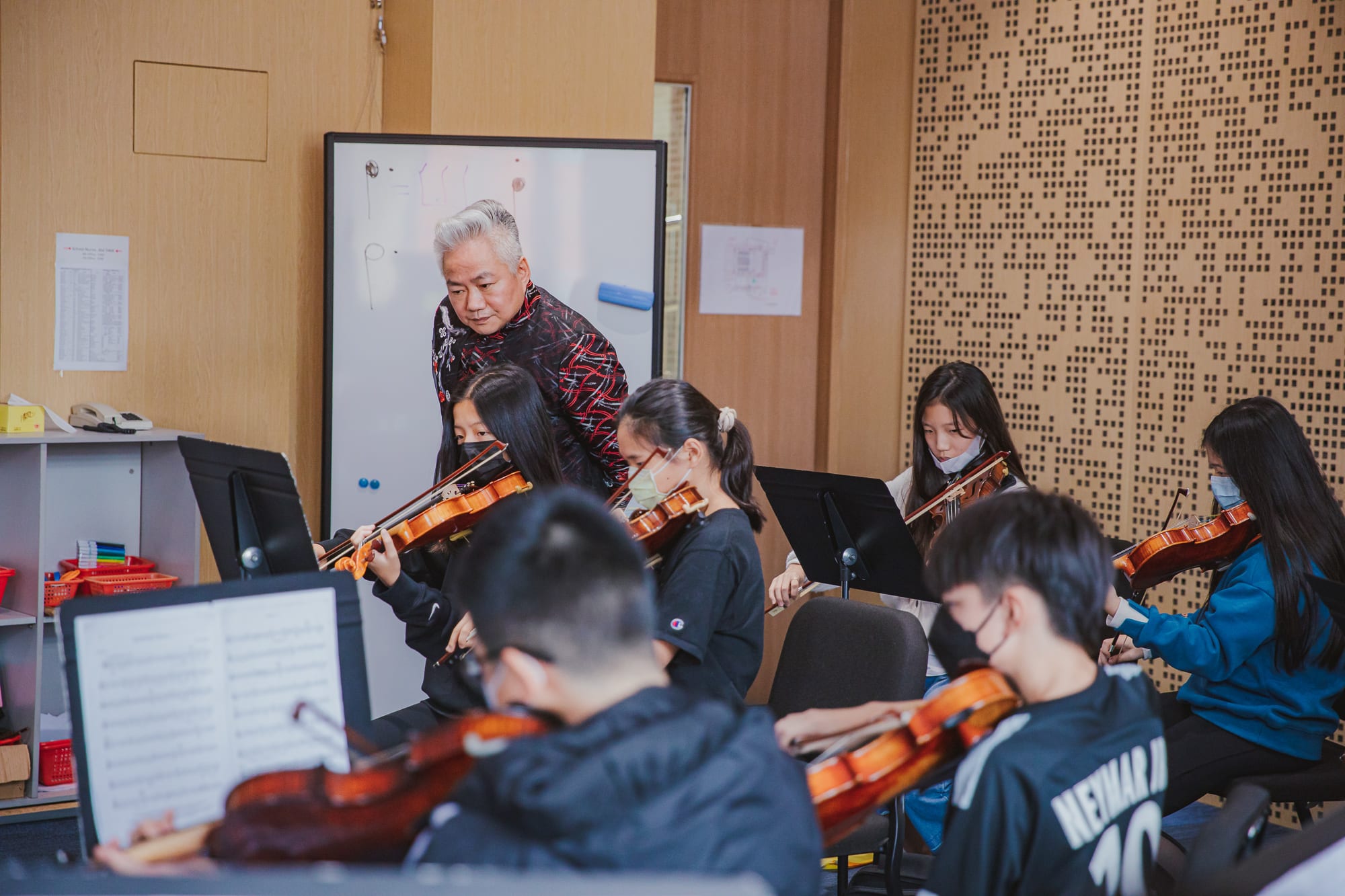 AISG Speaker Series with Fang Jinlong guide secondary school students playing violin in a workshop