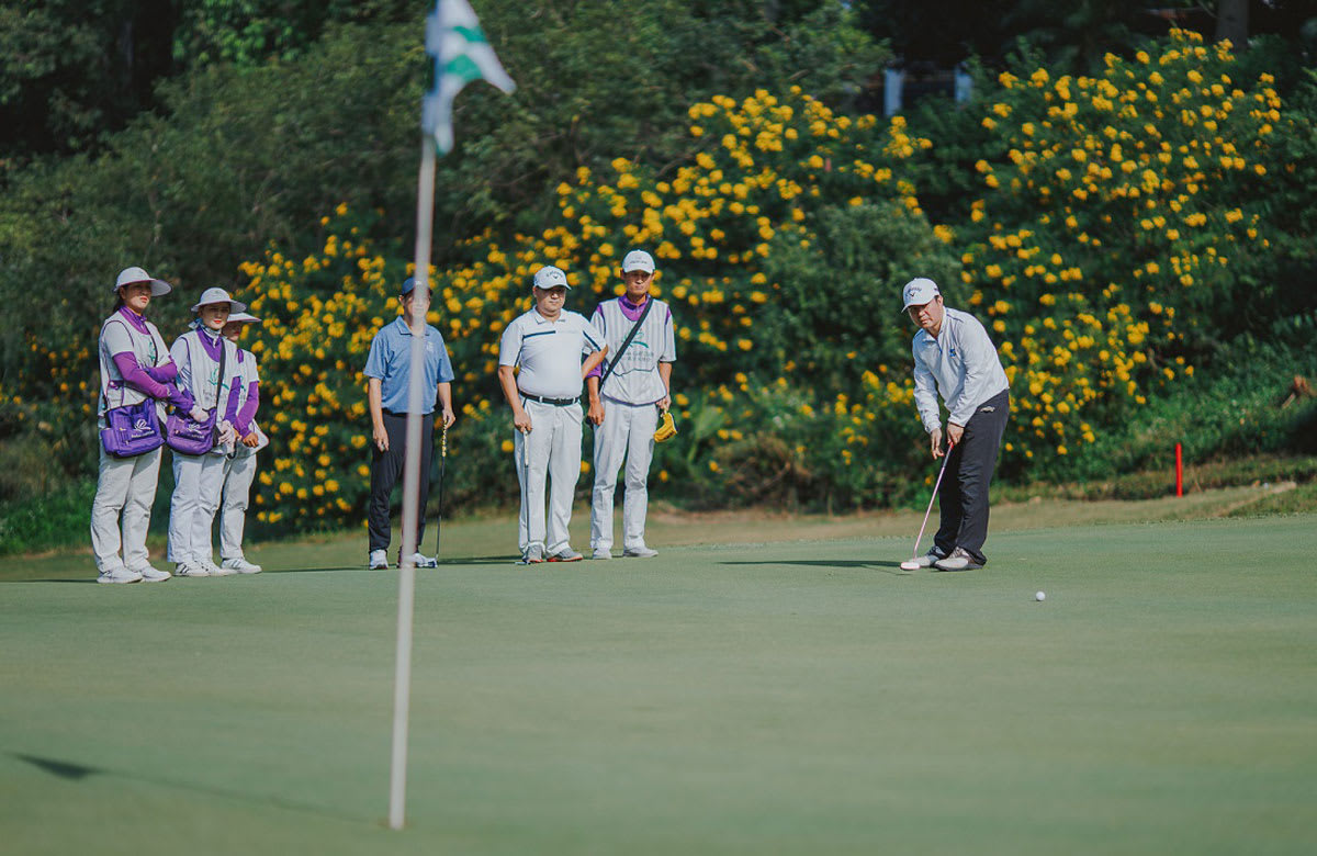 a golfer makes a long putt