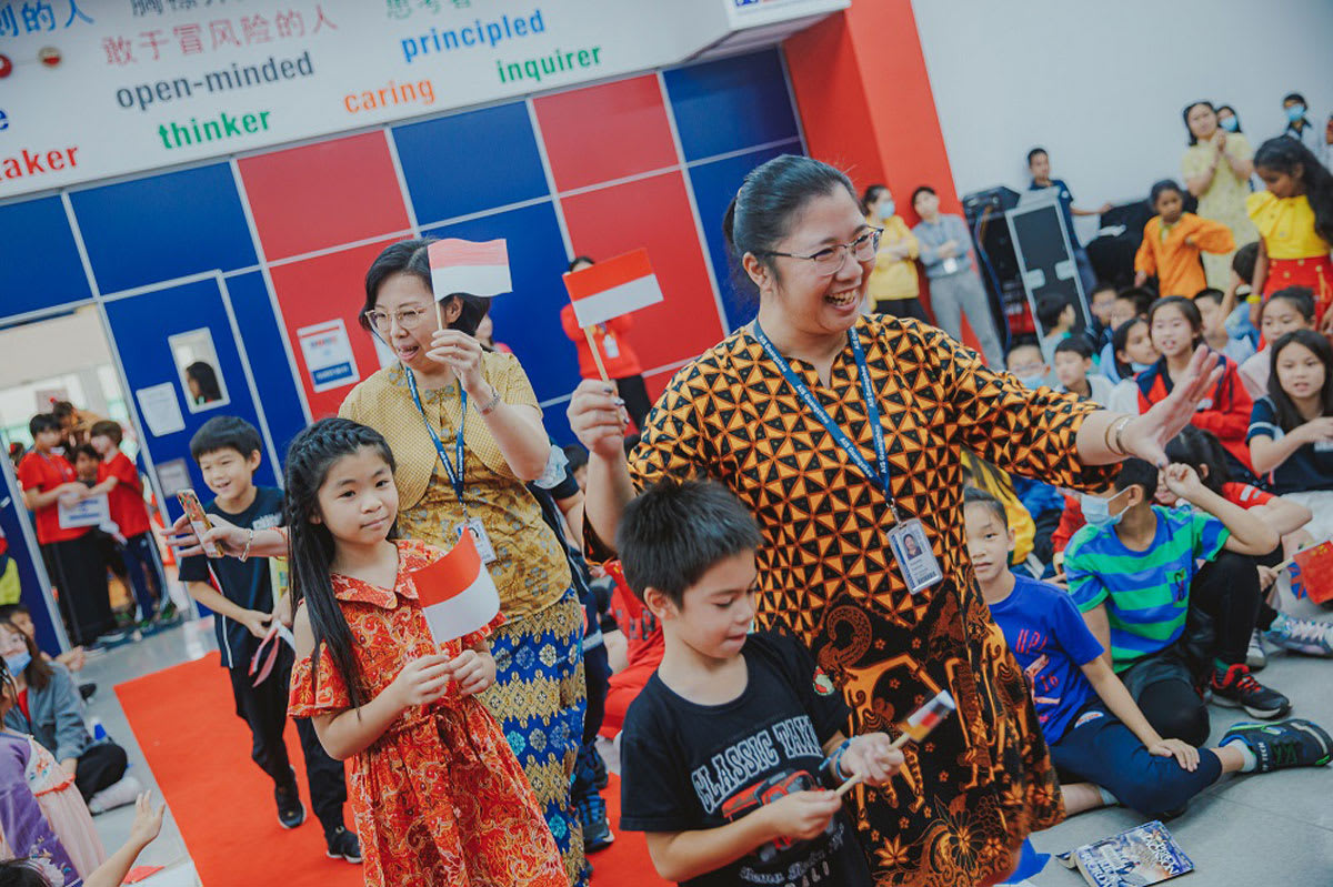 students holding the flag of Indonesia at UN day