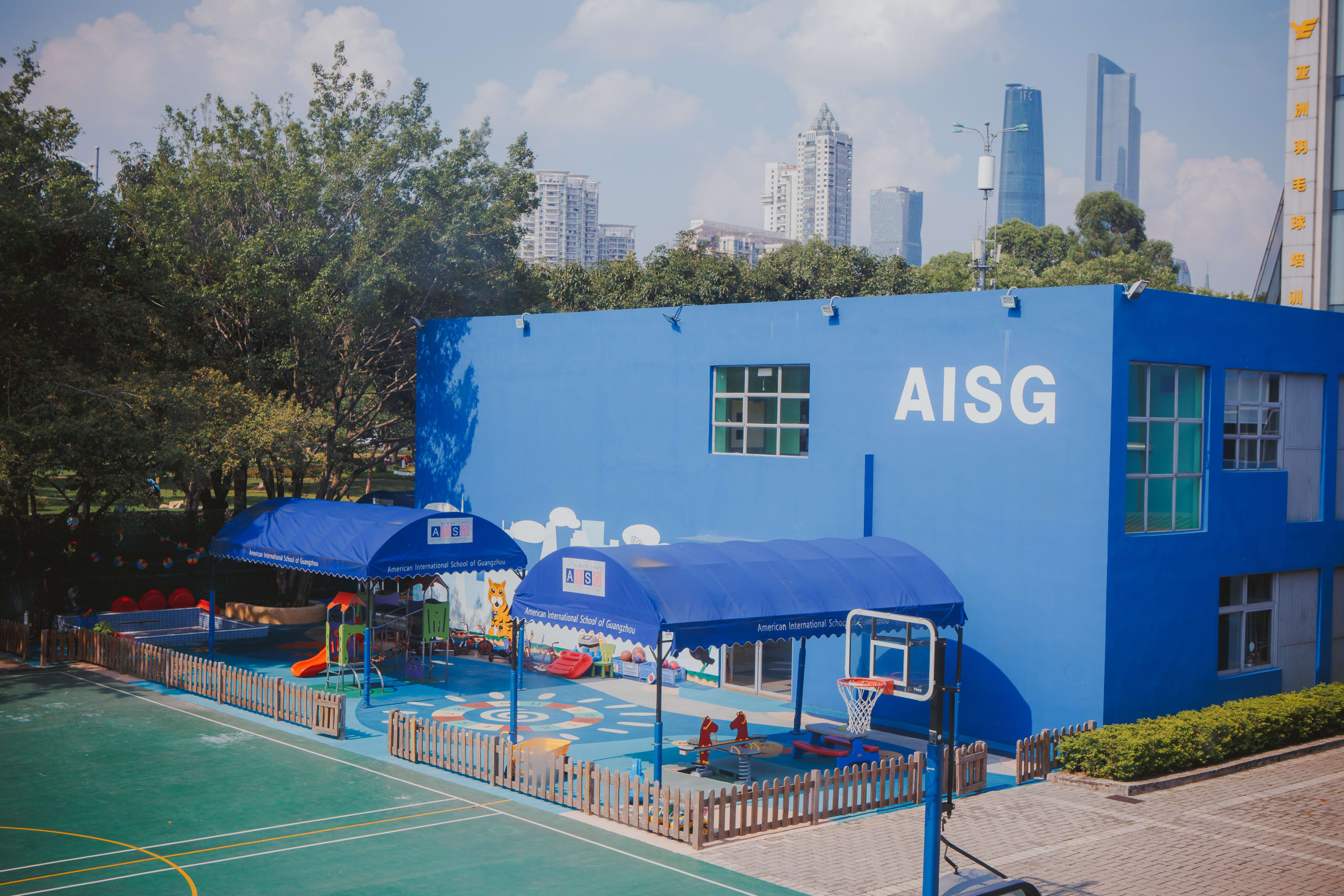 picture of the AISG elementary school building