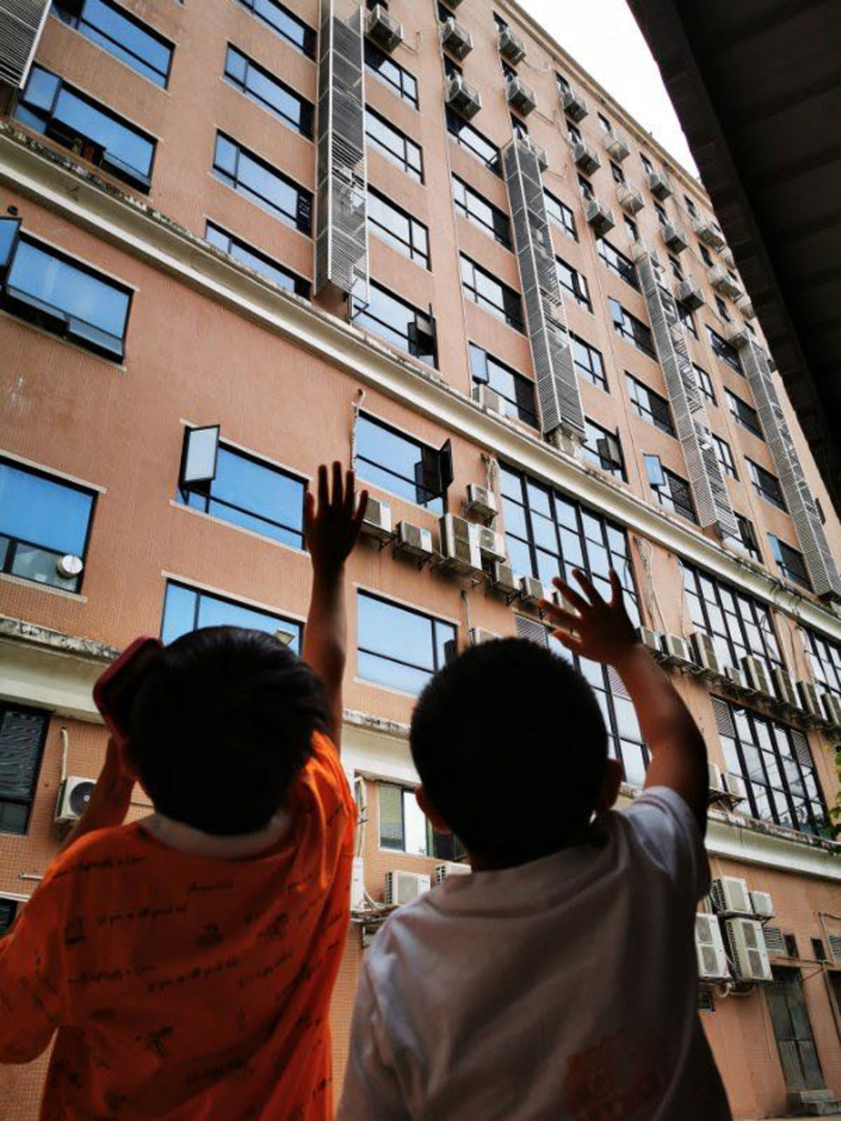 picture of Volunteer children waving to Ms. Bullard