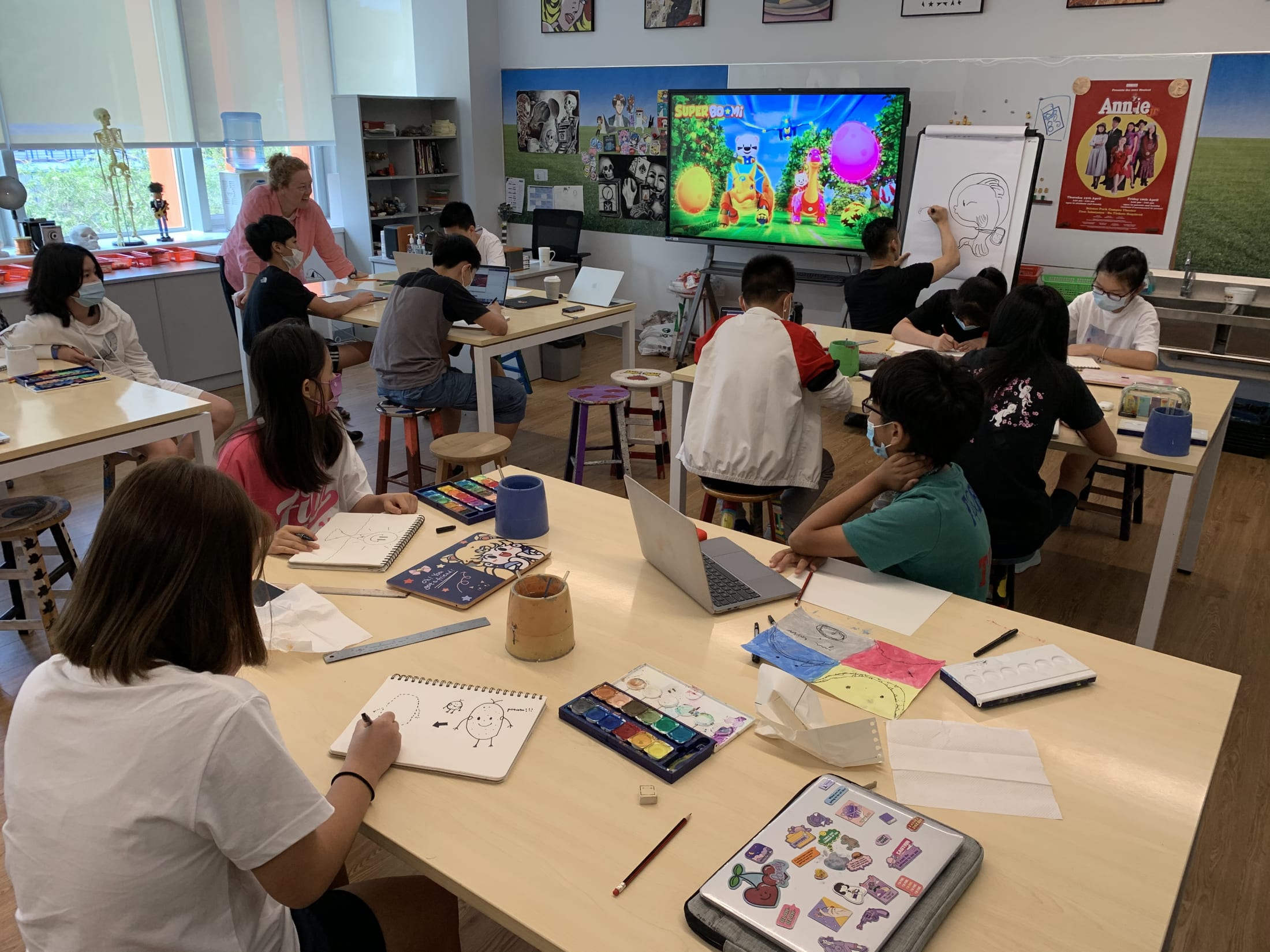 students drawing in art class