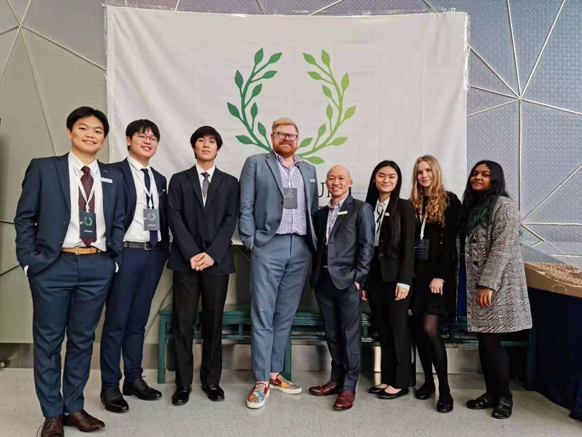 Group photo of 2 teachers and 6 students